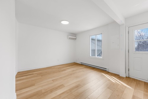 Salon - 8745 Rue Hochelaga, Montréal (Mercier/Hochelaga-Maisonneuve), QC - Indoor Photo Showing Other Room