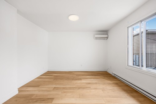 Salon - 8745 Rue Hochelaga, Montréal (Mercier/Hochelaga-Maisonneuve), QC - Indoor Photo Showing Other Room