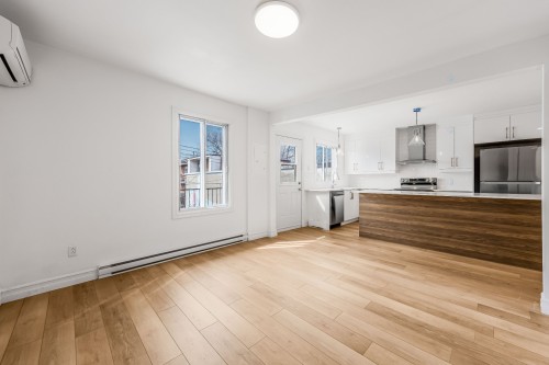 Salon - 8745 Rue Hochelaga, Montréal (Mercier/Hochelaga-Maisonneuve), QC - Indoor Photo Showing Other Room