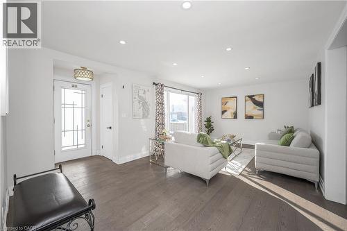 60 West 1St Street, Hamilton, ON - Indoor Photo Showing Living Room