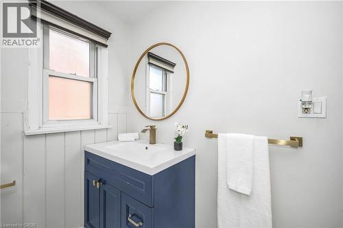 60 West 1St Street, Hamilton, ON - Indoor Photo Showing Bathroom