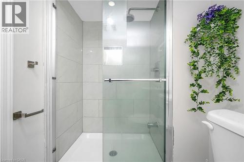 60 West 1St Street, Hamilton, ON - Indoor Photo Showing Bathroom