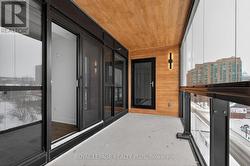 Two doors to balcony - 