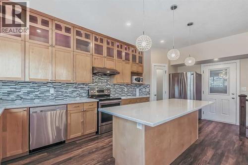 23 Cheltenham Road Nw, Calgary, AB - Indoor Photo Showing Kitchen With Upgraded Kitchen