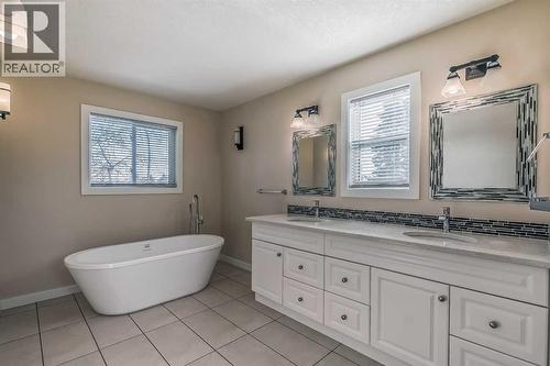 23 Cheltenham Road Nw, Calgary, AB - Indoor Photo Showing Bathroom