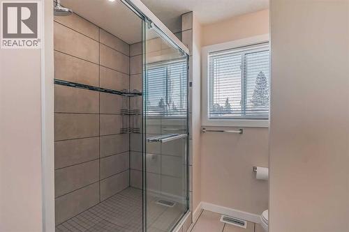 23 Cheltenham Road Nw, Calgary, AB - Indoor Photo Showing Bathroom