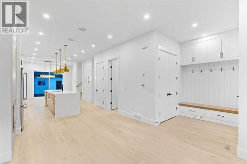 520 34A Street Nw, Calgary, AB - Indoor