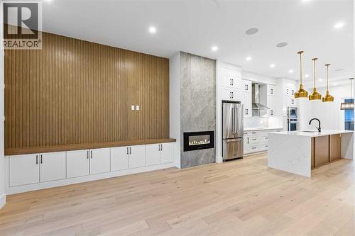 520 34A Street Nw, Calgary, AB - Indoor Photo Showing Kitchen With Upgraded Kitchen