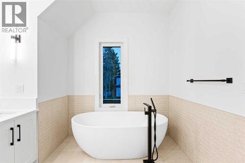 520 34A Street Nw, Calgary, AB - Indoor Photo Showing Bathroom