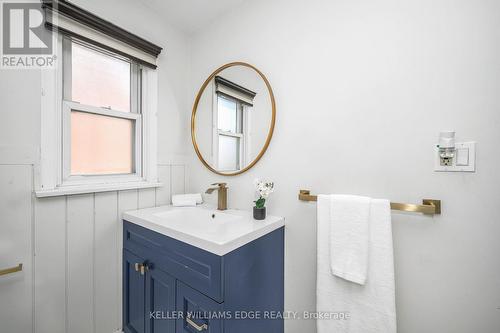 60 West 1St Street, Hamilton, ON - Indoor Photo Showing Bathroom