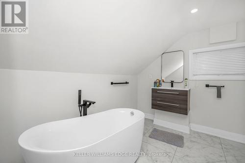 60 West 1St Street, Hamilton, ON - Indoor Photo Showing Bathroom