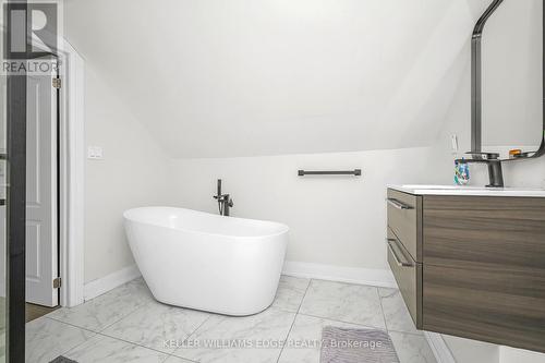 60 West 1St Street, Hamilton, ON - Indoor Photo Showing Bathroom