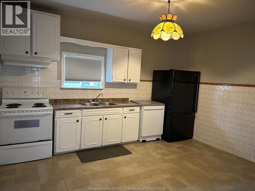 953 Gladstone, Windsor, ON - Indoor Photo Showing Kitchen With Double Sink