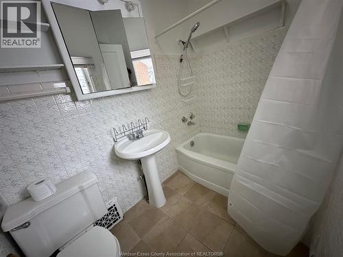 953 Gladstone, Windsor, ON - Indoor Photo Showing Bathroom