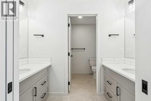 16 Calhoun Rise Ne, Calgary, AB - Indoor Photo Showing Bathroom