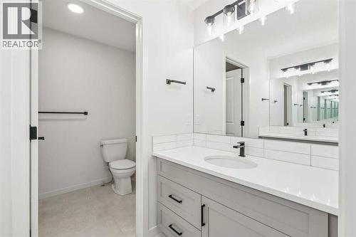 16 Calhoun Rise Ne, Calgary, AB - Indoor Photo Showing Bathroom