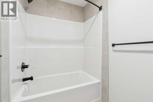 16 Calhoun Rise Ne, Calgary, AB - Indoor Photo Showing Bathroom