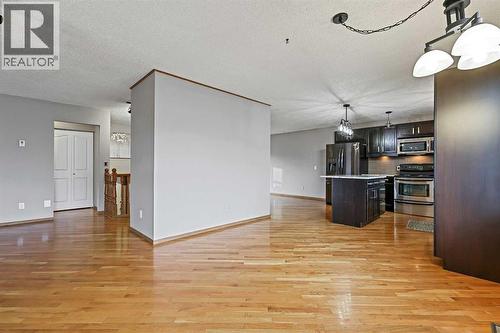 128 Ventura Way Ne, Calgary, AB - Indoor Photo Showing Kitchen