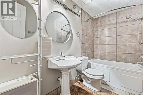 128 Ventura Way Ne, Calgary, AB - Indoor Photo Showing Bathroom