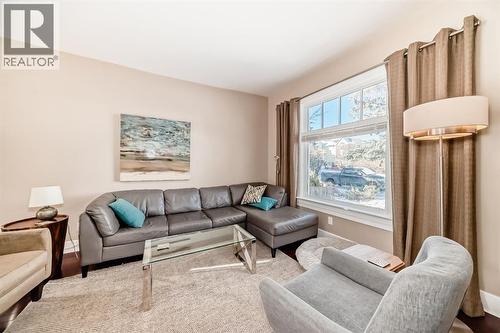 2125 36 Avenue Sw, Calgary, AB - Indoor Photo Showing Living Room