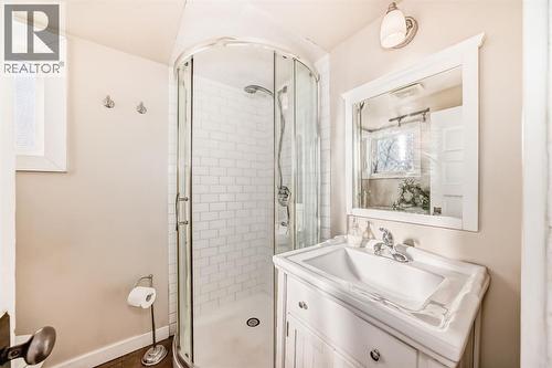 2125 36 Avenue Sw, Calgary, AB - Indoor Photo Showing Bathroom