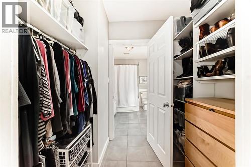 2125 36 Avenue Sw, Calgary, AB - Indoor With Storage