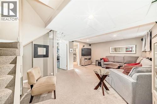 2125 36 Avenue Sw, Calgary, AB - Indoor