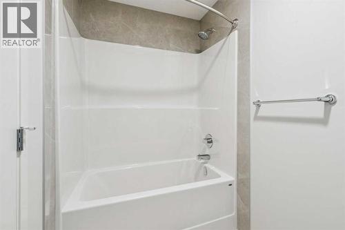 28 Calhoun Rise Ne, Calgary, AB - Indoor Photo Showing Bathroom