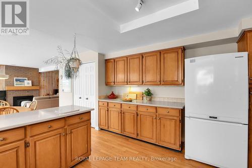 9 Woodthrush Green, Ottawa, ON - Indoor Photo Showing Kitchen