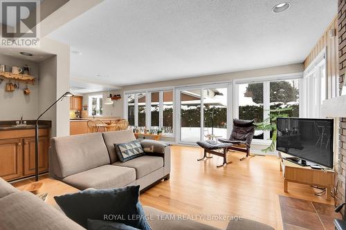 9 Woodthrush Green, Ottawa, ON - Indoor Photo Showing Living Room