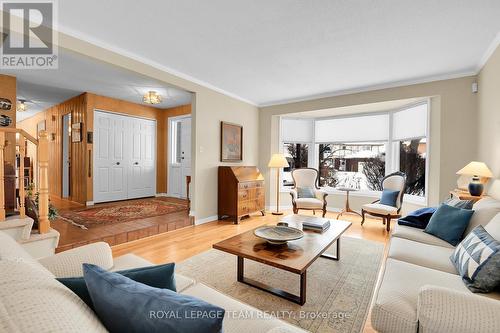 9 Woodthrush Green, Ottawa, ON - Indoor Photo Showing Living Room