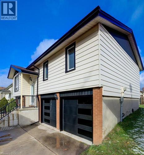 402 Heritage Drive, Kitchener, ON - Outdoor