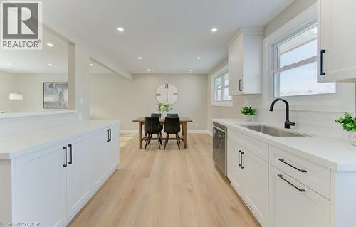 402 Heritage Drive, Kitchener, ON - Indoor Photo Showing Kitchen