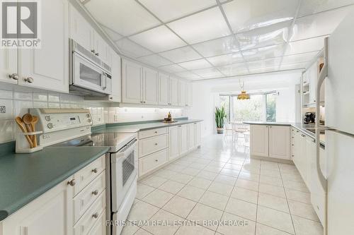 307 - 85 Wellington Street W, Aurora, ON - Indoor Photo Showing Kitchen