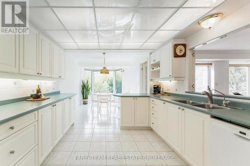 307 - 85 Wellington Street W, Aurora, ON - Indoor Photo Showing Kitchen With Double Sink