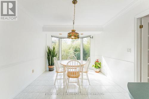 307 - 85 Wellington Street W, Aurora, ON - Indoor