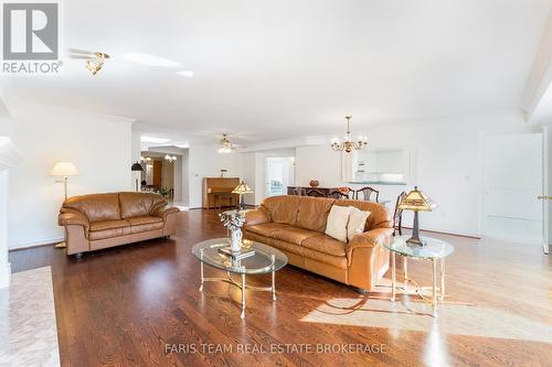 307 - 85 Wellington Street W, Aurora, ON - Indoor Photo Showing Living Room