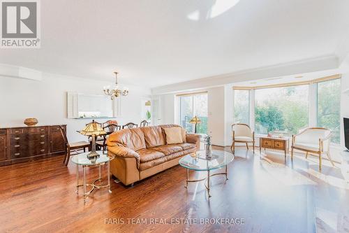 307 - 85 Wellington Street W, Aurora, ON - Indoor Photo Showing Living Room