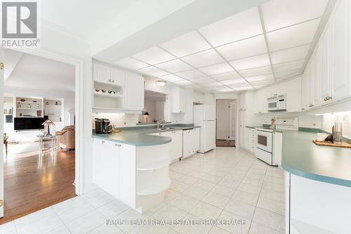 307 - 85 Wellington Street W, Aurora, ON - Indoor Photo Showing Kitchen