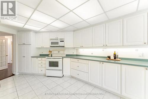 307 - 85 Wellington Street W, Aurora, ON - Indoor Photo Showing Kitchen