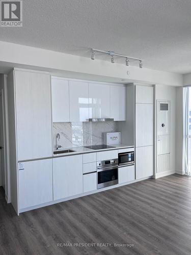 5302 - 8 Interchange Way, Vaughan, ON - Indoor Photo Showing Kitchen