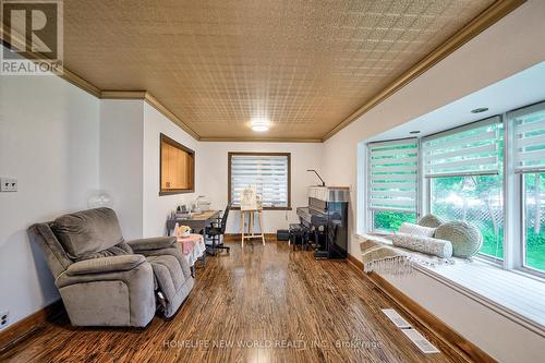 1305 Mineola Gardens, Mississauga, ON - Indoor Photo Showing Living Room