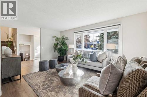 195 Lake Adams Crescent Se, Calgary, AB - Indoor Photo Showing Living Room