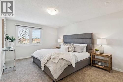 195 Lake Adams Crescent Se, Calgary, AB - Indoor Photo Showing Bedroom