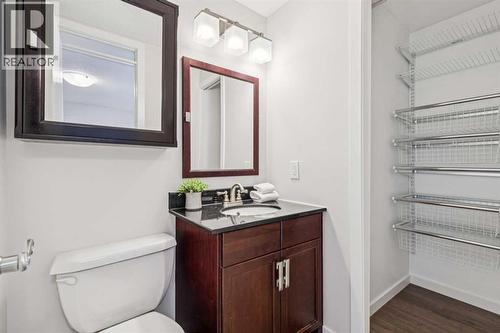 195 Lake Adams Crescent Se, Calgary, AB - Indoor Photo Showing Bathroom