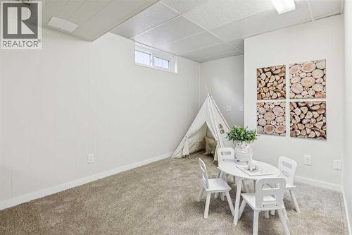 195 Lake Adams Crescent Se, Calgary, AB - Indoor Photo Showing Other Room