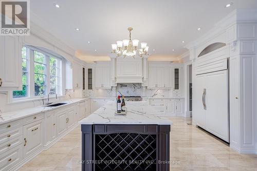 9 Highland Court, Aurora, ON - Indoor Photo Showing Kitchen