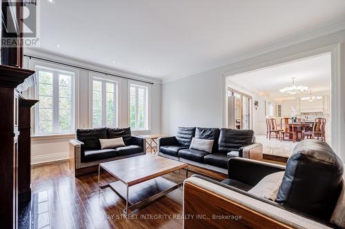 9 Highland Court, Aurora, ON - Indoor Photo Showing Living Room