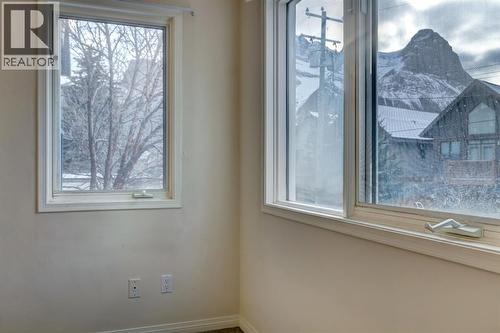4, 704 8Th Avenue, Canmore, AB - Indoor Photo Showing Other Room