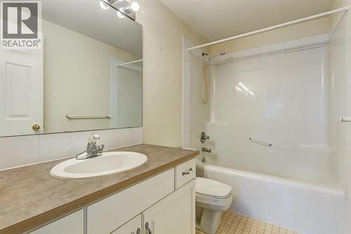 4, 704 8Th Avenue, Canmore, AB - Indoor Photo Showing Bathroom